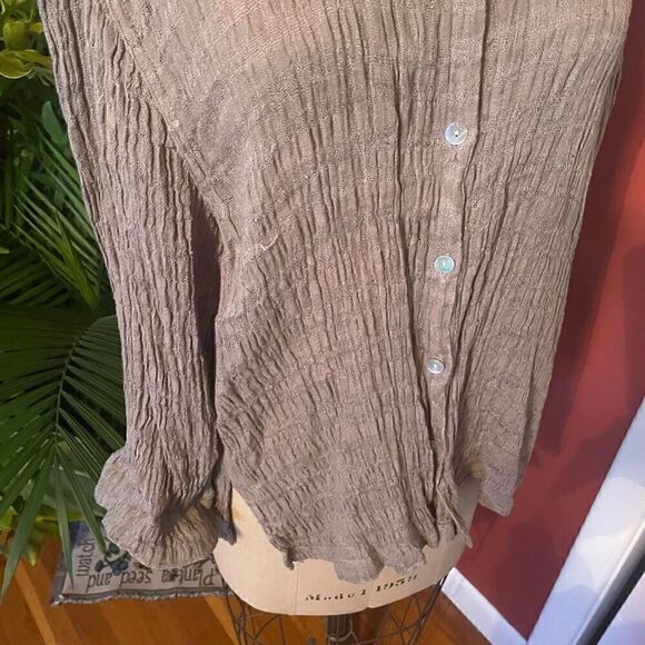 CHICO’S | taupe crinkly button up 2 (M) - Picture 3 of 9